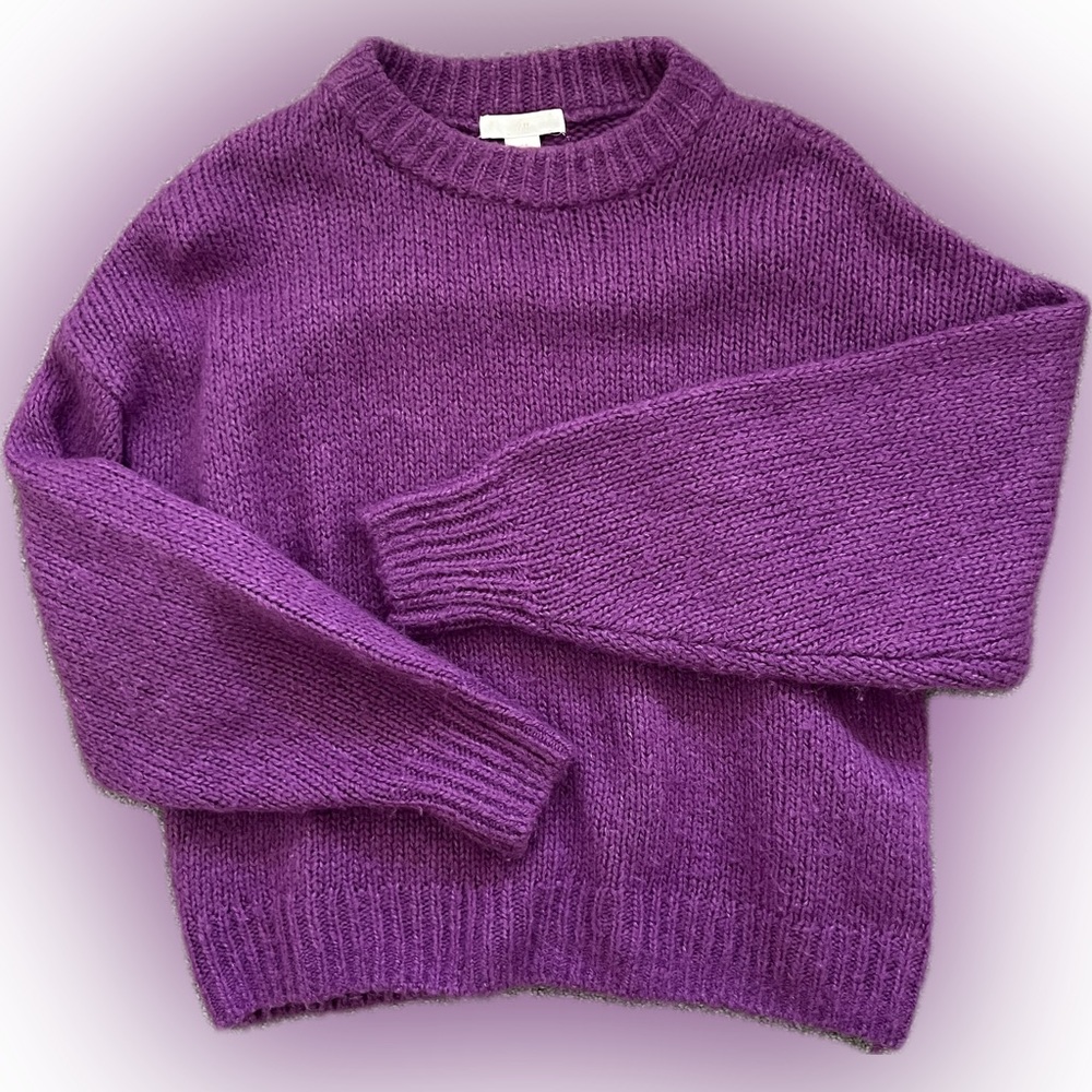 H&M FUCHIA CREWNECK SWEATER. SIZE SMALL.